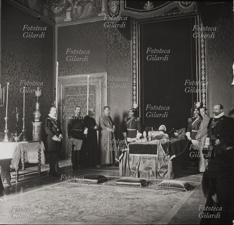 PAPA LEONE XIII (Gioacchino Pecci, 1810-1903), papa dal 1878. La salma di Leone XIII esposta nella Sala del Trono. Fotografia, lastra stereoscopica in vetro, 1903