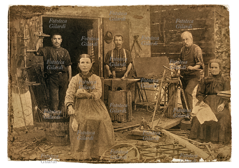 MESTIERI Famiglia del fabbro in posa per una fotografia ricordo con gli attrezzi di lavoro: gli uomini sull\