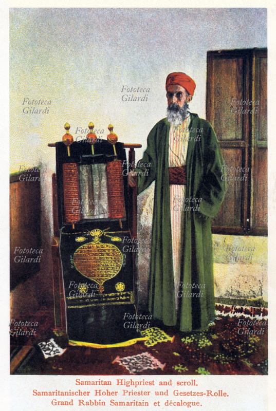 EBRAISMO Gran Rabbino Samaritano con i Rotoli della Legge. Cartolina postale, 1900 circa