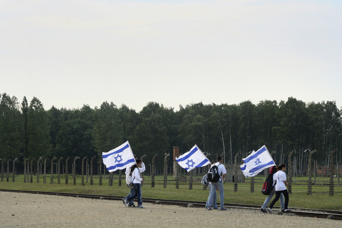 AUSCHWITZ II BIRKENAU RAGAZZI CON BANDIERA DI ISRAELE AUSCHWITZ II BIRKENAU RAGAZZI CON BANDIERA DI ISRAELE