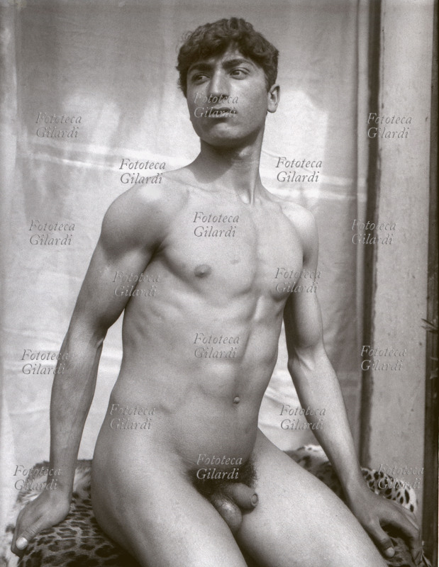 EROS nudo maschile di giovane uomo, ritratto a mezzobusto. Fotografia attribuita a Wilhelm von Plüschow (1852-1930), Italia circa 1900
