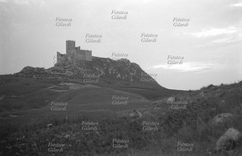 GIBILDOLCE castello feudale di Donnafugata, cittadina oggi chiamata Palma di Montechiaro. Nel romanzo di Tomasi di Lampedusa (1959) dal quale fu tratto il film di Visconti (1963), il Gattopardo si reca a caccia in questo castello; oggi completamente rovinato, si leva in stupenda posizione alto sul mare. Fotografia di Ando Gilardi (1921 - 2012) #andogilardi, Italia 1963 circa.