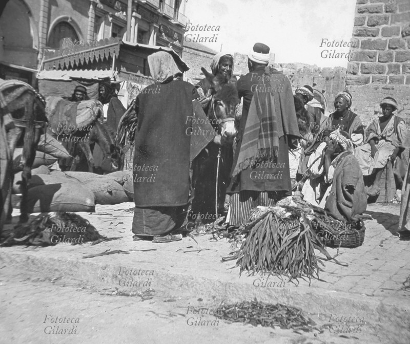PALESTINA strada di Gerusalemme: tipi arabi con mercanti. Veduta fotografica, Impero Ottomano 1900 circa,
