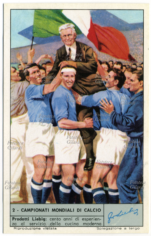 MONDIALI DI CALCIO Vittoria azzurra a Roma nel 1934. Vittorio Pozzo portato in trionfo dalla squadra. Campione del Mondo: Italia, secondo posto Cecoslovacchia. Fotoincisione, figurina Liebig n. 2 della serie \
