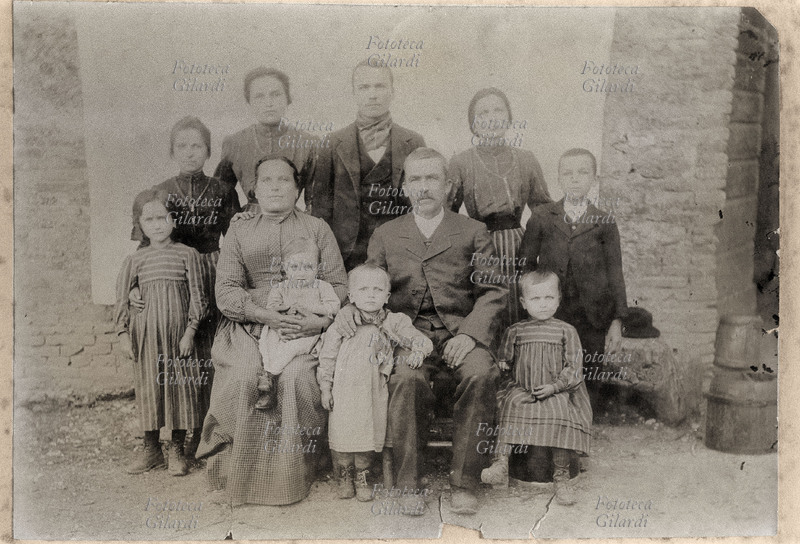 FAMIGLIA Gruppo familiare contadino posa per una fotografia ricordo. Umbria, dintorni di Perugia. Italia 1906 circa