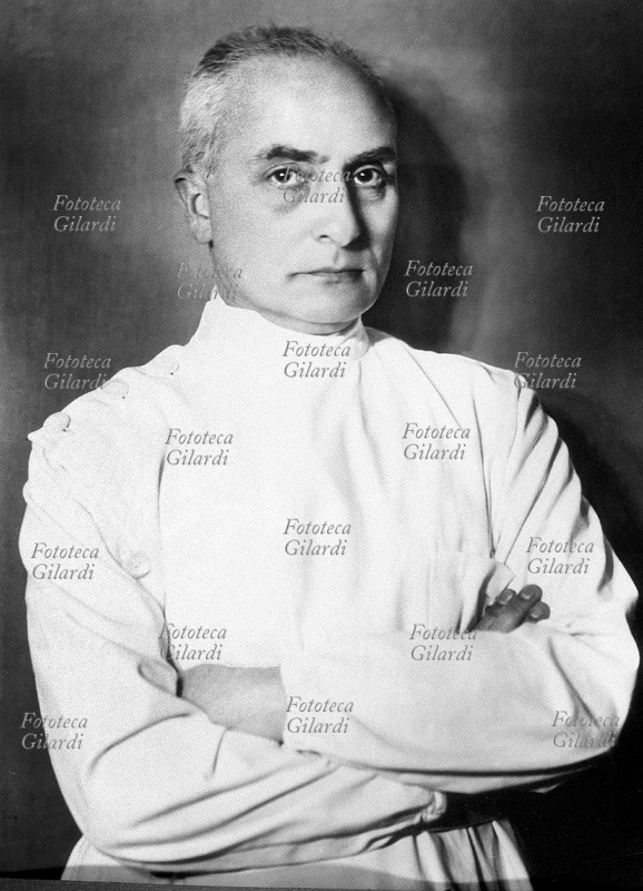 Prof. Piero MALCOVATI (12 aprile 1902 - 27 maggio 1963) medico chirurgo, specializzato in ostetricia e ginecologia, innovatore nella preparazione psicoprofilattica al parto. Ritratto fotografico di Ghitta Carell (20 settembre 1899 – 18 gennaio 1972), ritrattista ufficiale dei reali d\
