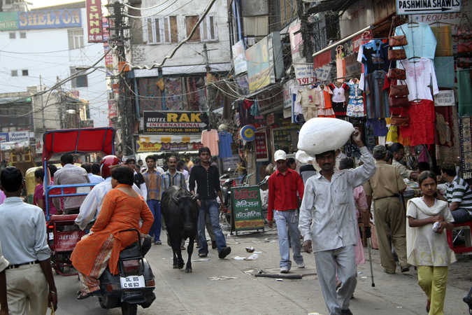 UNA VIA DI OLD DELHI TRA LA GENTE UNA VACCA SACRA UNA VIA DI OLD DELHI TRA LA GENTE UNA VACCA SACRA