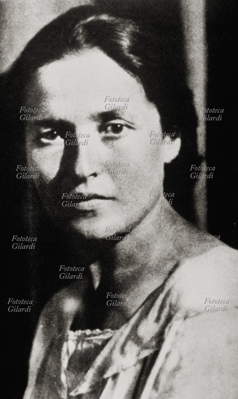 Giulia SCHUCHT (19 settembre 1896 - 21 giugno 1980), insegnante di violino, interprete e traduttrice, moglie russa di Antonio Gramsci (1891 - 1937) da cui era forzatamente lontana dall\