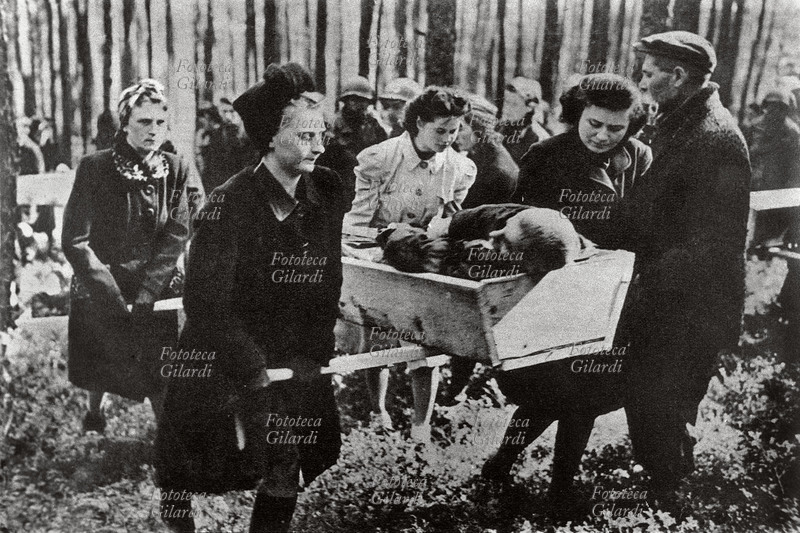 SHOAH Civili tedeschi seppelliscono le vittime dei lager, i campi di concentramento e sterminio appena liberati dall\