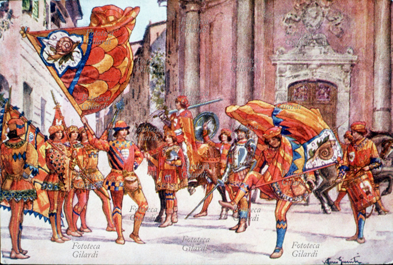 PALIO DI SIENA Sbandieratori della Contrada della Chiocciola in costume tradizionale sfilano per strada, esibendosi accompagnati da altri personaggi in costume a piedi e a cavallo. Illustrazione di Vittorio Giunti (1894 – 1964) da una serie di cartoline sulle 17 contrade edite dalla Ditta Stefano Venturini, Siena 1928.