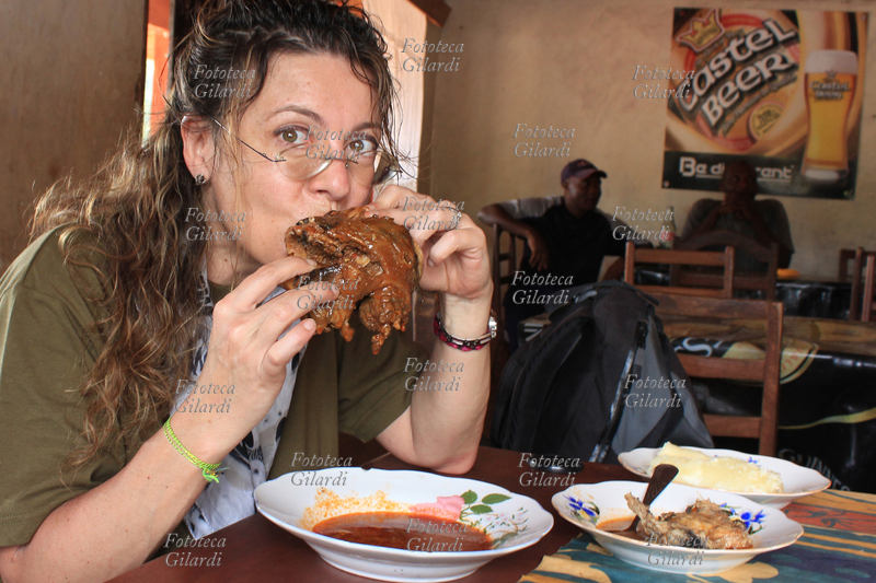 AFRICA diario di viaggio di Raffaella: mangiando testa di scimmia. Fotografia di Raffaella Milandri realizzata durante il viaggio in Camerun tra i Pigmei, marzo 2011