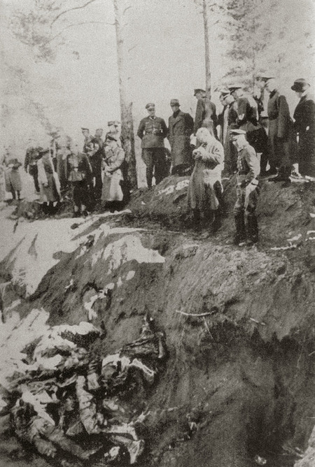 POLONIA 1943 SI SCOPRONO LE FOSSE DI KATYN