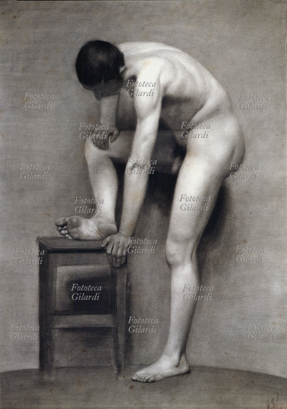 NUDO MASCHILE studio accademico di figura maschile in posa, mostra la pianta del piede appoggiandosi ad uno sgabello. Matita grassa su cartoncino camoscio, disegno eseguita da un allievo dell\