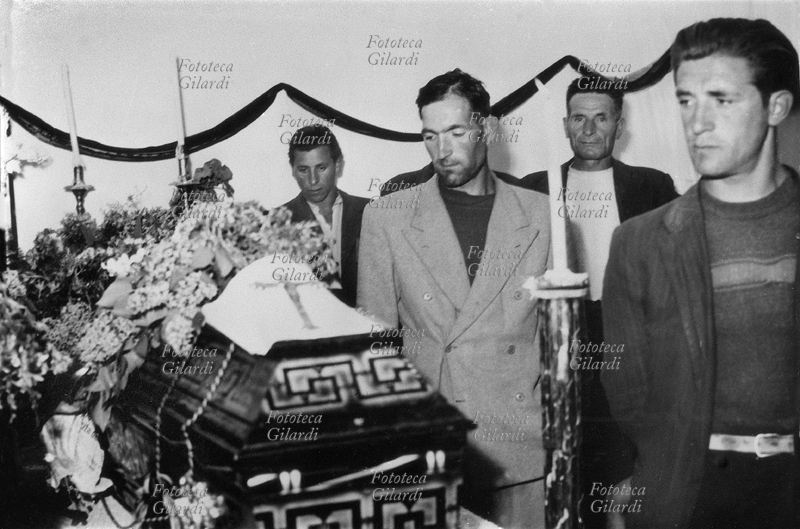 ECCIDIO DI CELANO (AQ) un contadino veglia la salma del fratello ucciso. I fatti: nel corso di una manifestazione di braccianti, dalla folla partono dei sassi, polizia e carabinieri prima sparano in aria e poi a terra, mentre dagli altri tre lati della piazza fascisti, Guardie Comunali e Giurate al servizio dei principi Torlonia sparano anche loro, Antonio Berardicuti e Agostino Parvis rimangono uccisi e altri 13 dimostranti vengono feriti. Il comunista Antonio D\