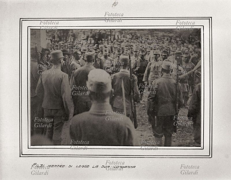 Fabio FILZI (1884-1916) Filzi mentre si legge la sua condanna a morte. Rara fotografia da serie più ampia che documenta la cattura e l\