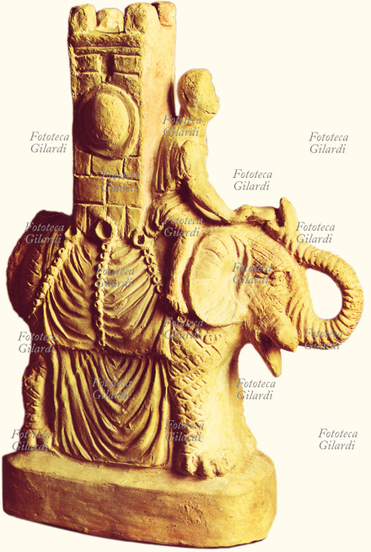 ANTICA ROMA scultura in terracotta raffigurante uno degli elefanti di Pirro che i Romani si trovarono di fronte alla battaglia di Eraclea (280 a.C.)