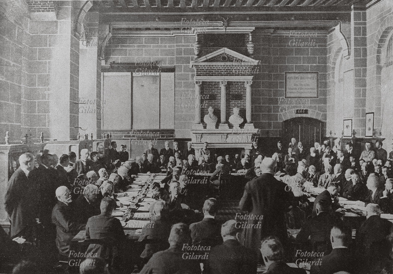 PRIMA GUERRA MONDIALE Trattato di pace di Saint Germain en Laye. Il cancelliere austriaco Karl Renner (di spalle, 14 dicembre 1870 – 31 dicembre 1950) parla nella sala \