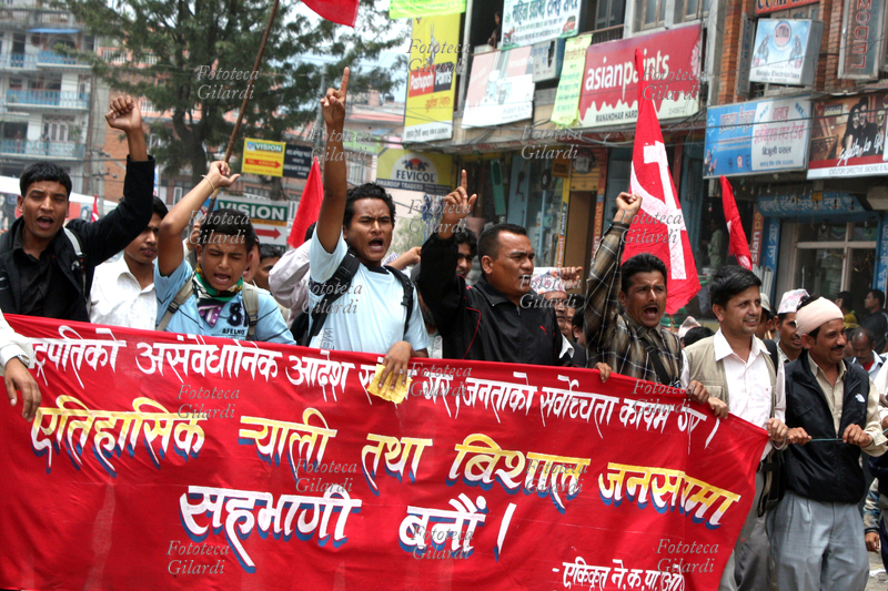 NEPAL Kathmandu, per le strade della capitale sfilano cortei di protesta dei maoisti. Il Nepal da svariati anni versa purtroppo in uno stato di instabilità interna dovuta a forti tensioni tra le forze politiche. I maoisti nel 2008 hanno vinto a sorpresa le elezioni, e fatto allontanare il re eleggendo il Nepal a Repubblica - maggio 2009