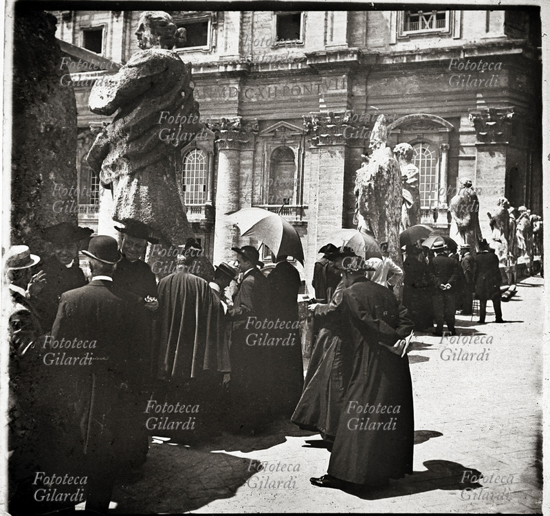 VATICANO Sede Vacante dopo la morte di Leone XIII. Sulla terrazza del colonnato di S. Pietro in attesa della fumata bianca a conclusione del Conclave. Verrà poi eletto il Cardinale Giuseppe Sarto come Papa Pio X. Fotografia da lastra stereoscopica in vetro, 1903