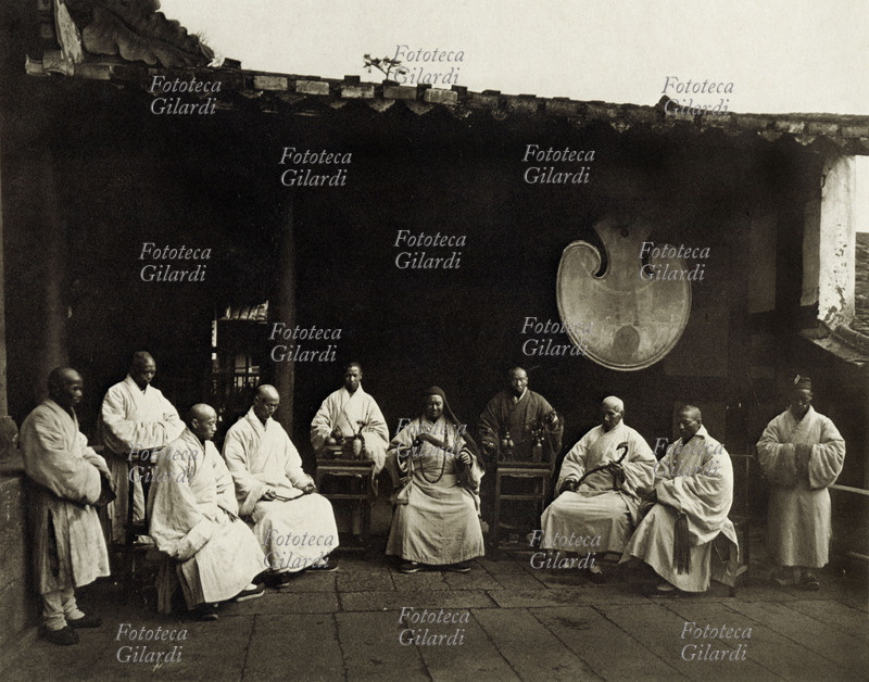 BUDDISMO Monaci buddisti del monastero di Ku-Shan a Fukien. Fotografia di John Thompson, 1868