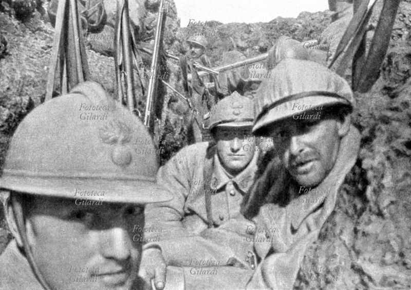 I GM Battaglia di Verdun: ritratti in primo piano dei militari in prima linea nella trincea di Douaumont. A destra il comandante, che morirà poco dopo il momento in cui è stata scattata la fotografia. Francia, maggio 1916.