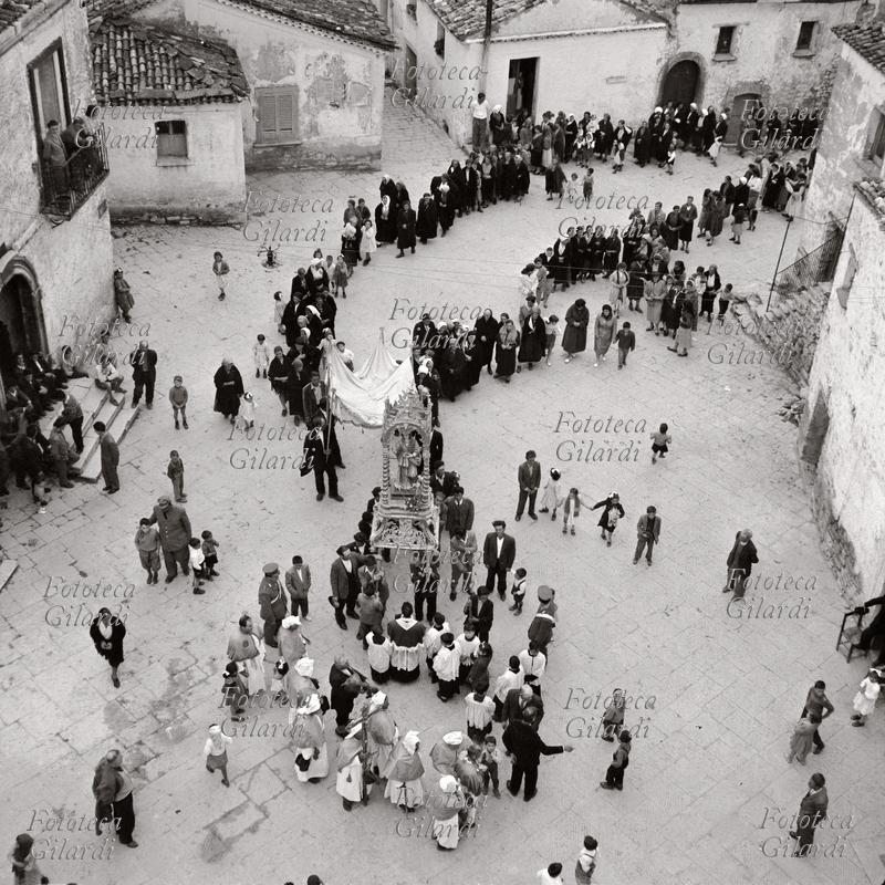 PROCESSIONE Istantanee narrative della processione dei penitenti, fotografia di Ando Gilardi (parte della mostra Olive e bulloni - Ando Gilardi Lavoro contadino e operaio nell\