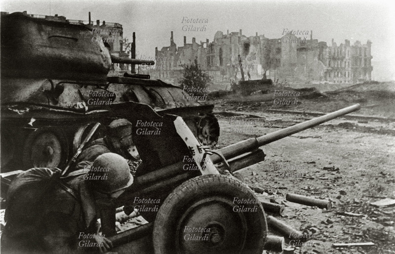 II GUERRA MONDIALE battaglia di Berlino: un carro armato sovietico. Germania, aprile 1945