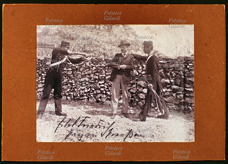 POLIZIA arresto di un malfattore ad opera di due gendarmi armati di fucile a baionetta. Italia 1895 circa.