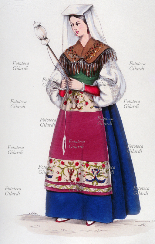 SORA (FR) costume tradizionale femminile con copricapo e scialle. La donna è una filatrice al lavoro con rocca e fuso. Tavola n. 16 da \