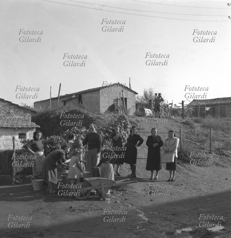 FAMIGLIA fila alla fontana per attingere l\