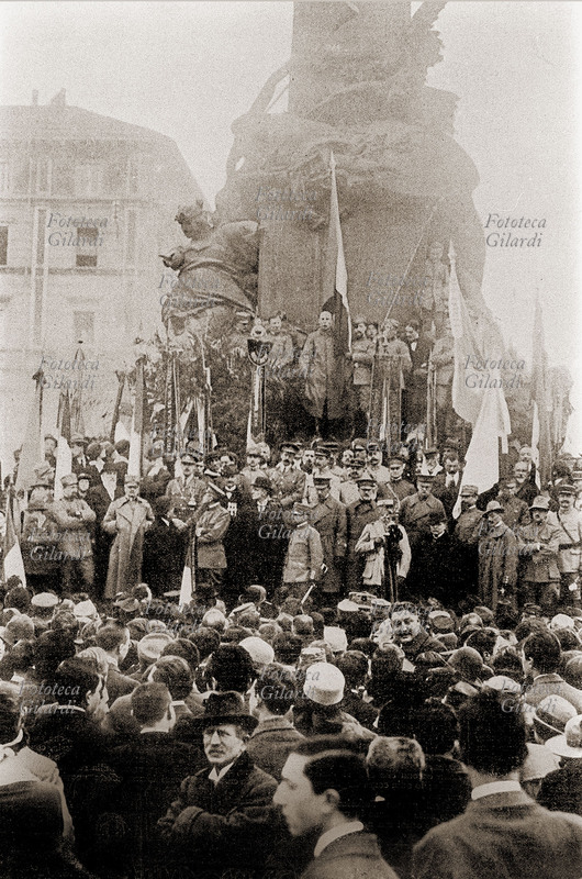 I GUERRA MONDIALE Milano, alla fine della guerra si commemorano le Cinque Giornate. La folla è riunita nella omonima piazza intorno al monumento, il 24 marzo 1918