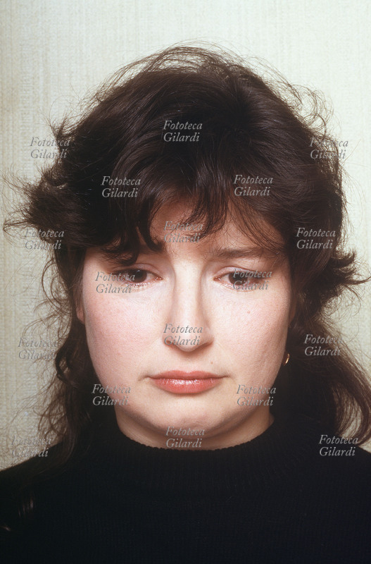 ESPRESSIONI Volto che esprime tristezza (1) Modella: Lavinia. Fotografia di Elena Piccini, Milano 1996.