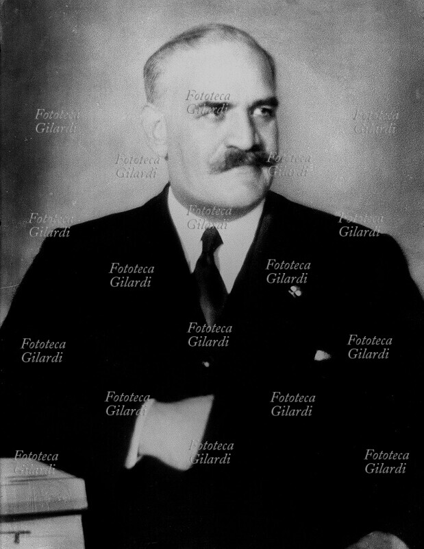 S.E. Costanzo CIANO (30 agosto 1876 – 26 giugno 1939), conte di Cortellazzo e di Buccari, militare e politico italiano, padre di Galeazzo Ciano. Ministro delle Poste e Telegrafi dal 1924, a cui si aggiunse il ministero delle Comunicazioni con l\