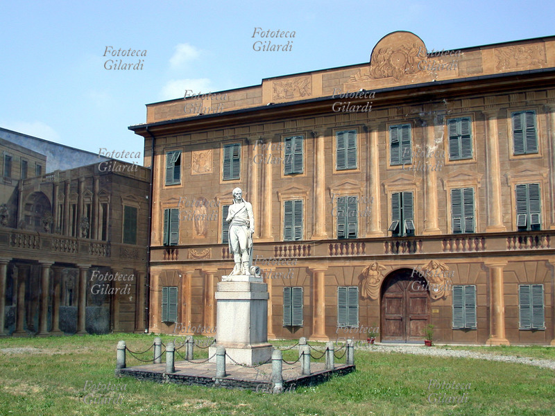 MARENGO facciata del Museo della Battaglia di Marengo con la statua di Napoleone Bonaparte. Il museo ha sede nella Villa fatta costruire nel 1845 da Antonio Delavo per celebrare la vittoria di Napoleone (14 giugno 1800) sugli austriaci e la conseguente annessione del Piemonte alla Francia. La villa fu edificata nel luogo dove avvenne la battaglia di Marengo e ne conserva cimeli e documenti. Fotografia di Elena Piccini, 2004.