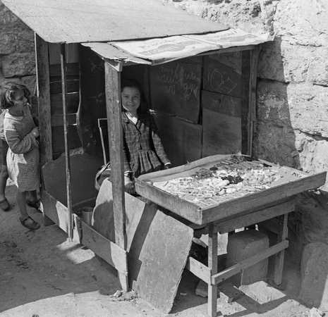 BAMBINA SICILIANA E CHIOSCO DI DOLCI BAMBINA SICILIANA E CHIOSCO DI DOLCI