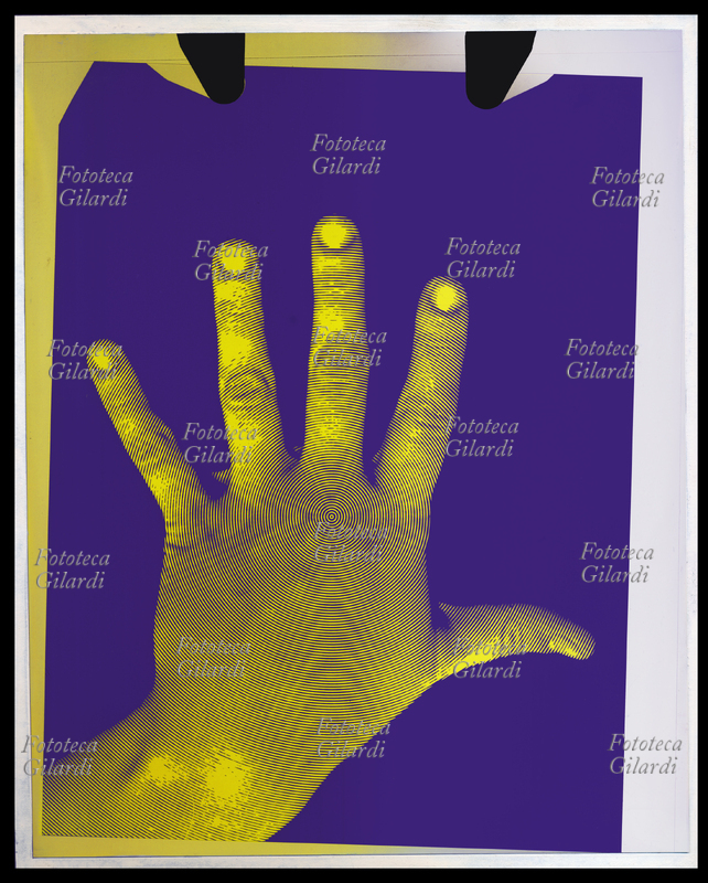 MANO SIMBOLICA Immagine positiva elaborata nei colori arbitrari viola e giallo con retino a cerchi concentrici; tavola che esemplifica la selezione dei toni partendo da fotografia b/n in pellicola lith o fotolitografica, che con l\