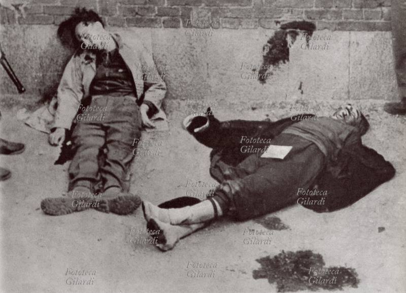 ITALIA Milano P.le Susa: il cadavere del sacerdote Don Tullio Calcagno (a destra, 10 aprile 1899 – 29 aprile 1945), sospeso \