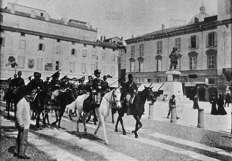 ITALIA Parma: insurrezione popolare contro il fascismo. una pattuglia di cavalleria in p.za Garibaldi, agosto 1922