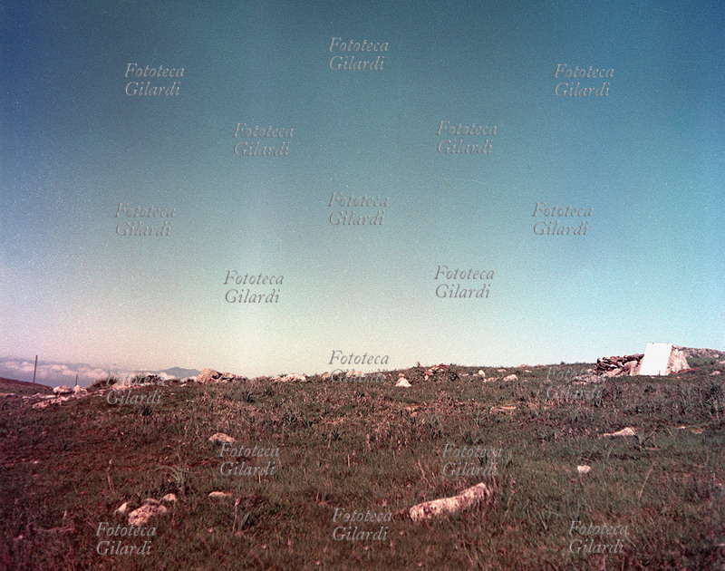 MOTI CONTADINI Portella della Ginestra (Palermo): la piana dove ebbe luogo la strage. Sopra un cumulo di pietre, all\