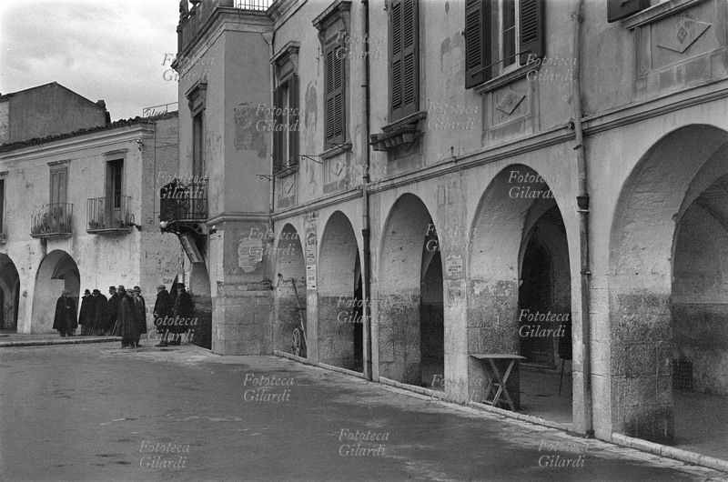 ITALIA Venosa, piazza Castello, veduta dei portici del paese. Fotografia di Ando Gilardi (1921-2012) #andogilardi, parte di un ampio servizio realizzato per \