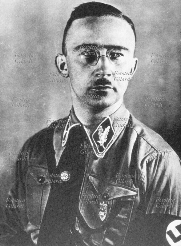 Heinrich HIMMLER (7 ottobre 1900 – 23 maggio 1945), militare, politico e criminale di guerra tedesco; Reichsführer delle Schutzstaffel (SS) dal 6 gennaio 1929, portò in breve tempo quella che era la guardia personale di Hitler, composta di 280 elementi, a diventare la più micidiale organizzazione paramilitare nazista, con servizi specializzati nei diversi aspetti della gestione dell\