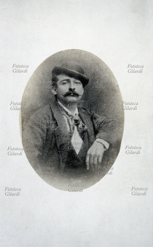 RITRATTO MASCHILE singolo in ovale. Giovane uomo in bombetta e con cravatta a fiocco tipica da artista. Fotografia A. Badodi, Milano (Via Brera), 1900 circa.
