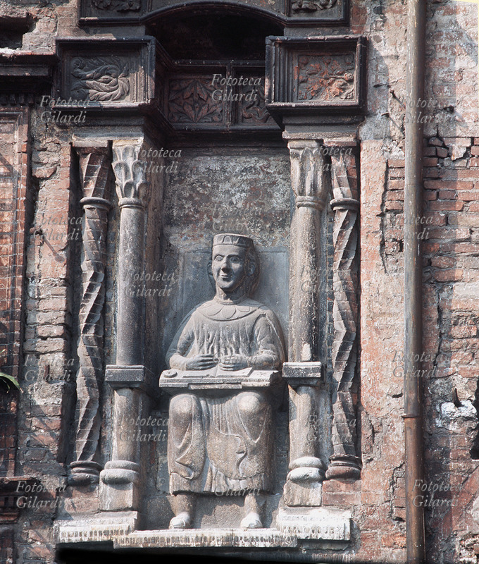 VIRGILIO (Publio Virgilio Marone, 70-19 a.C.) Poeta latino, nato ad Andes (Pietole) vicino a Mantova. Tra le sue opere: le Bucoliche, le Geogiche e la celeberrima Eneide, in 12 libri. Statua in Piazza del Broletto che raffigura il poeta seduto alla scrivania, Mantova XIII secolo.