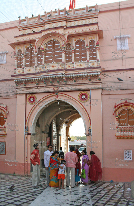 INDIA Tempio Karni Mata - Fedeli induisti nel cortile interno del Karni Mata Temple, a Deshnok. Essi giungono in pellegrinaggio da tutta l\