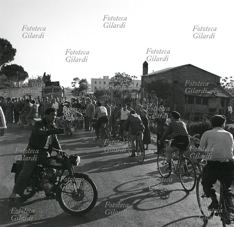 MANIFESTAZIONE pacifica in bicicletta. La staffetta motorizzata, un anziano portuale, smista l\
