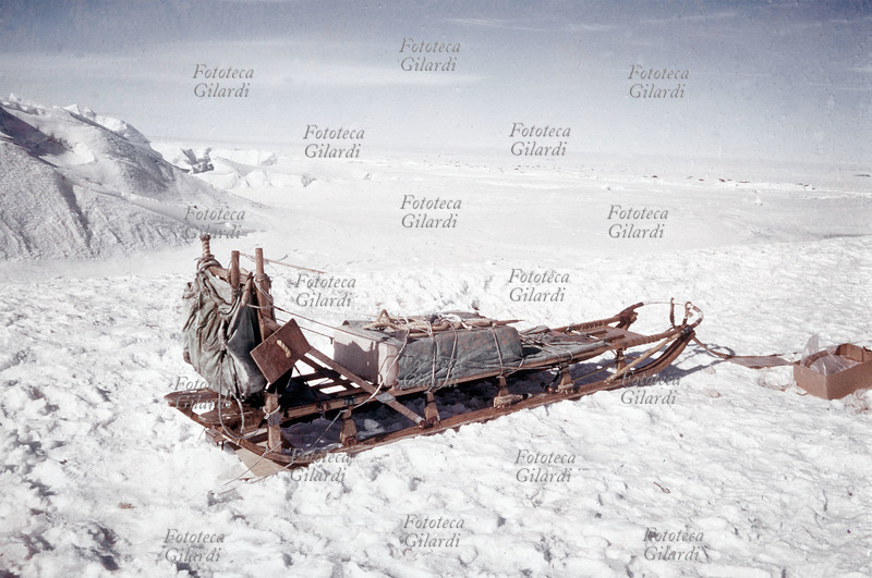 POLO SUD slitta polare alla base Amundsen-Scott, chiamata così in onore dei primi esploratori Antartici. Nell\