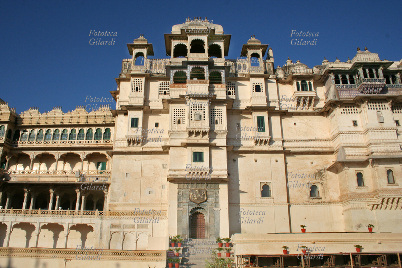 INDIA Udaipur, dettaglio del City Palace dal Diwan-am, cortile pubblico. È il palazzo più grande del Rajasthan, e fu costruito in marmo e granito. Si divide in tre ali: nella prima (inaccessibile) vive l\