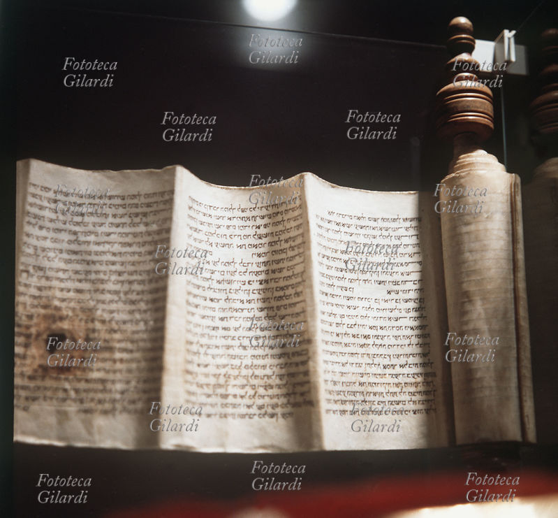 EBRAISMO Rotolo con Antico Testamento in ebraico.