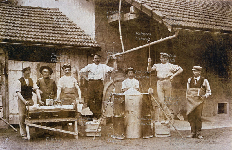 MESTIERI emigranti italiani in Svizzera lavorano presso un cementificio. Fotografia di gruppo davanti all\