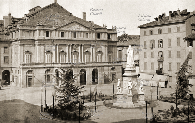 MILANO Piazza della Scala in una veduta fotografica. Al centro il monumento dedicato a Leonardo da Vinci. Milano, 1887